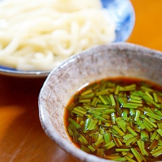 ピリ辛！ニラ醤油だれのつけうどん